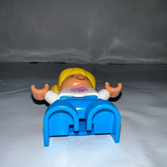 LEGO DUPLO Blonde TODDLER GIRL DAUGHTER Butterfly Shirt FIGURE 2” Child - Picture 5 of 6